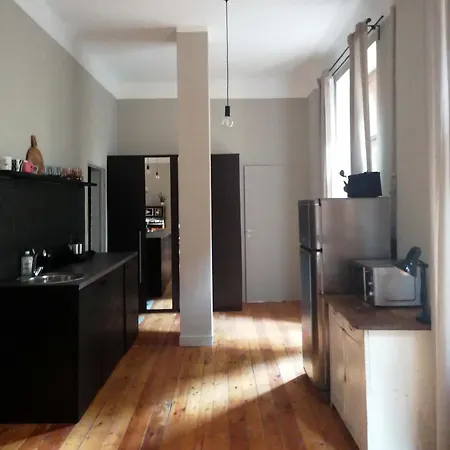 Spacious 75sqm Art Nouveau District Gem Διαμέρισμα *