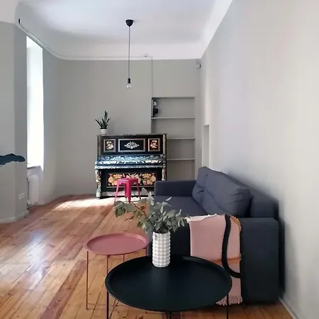 Spacious 75sqm Art Nouveau District Gem דירה *